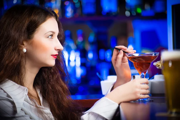 Junge Frau in Bar — Stockfoto