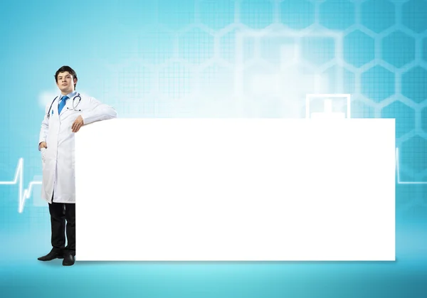 Doctor con banner en blanco —  Fotos de Stock