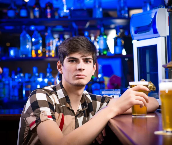 Junger Mann an der Bar — Stockfoto