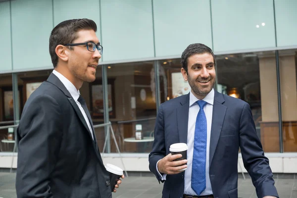 Hommes d'affaires prenant une pause café — Photo