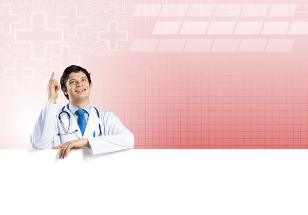 Doctor sosteniendo banner en blanco — Foto de Stock