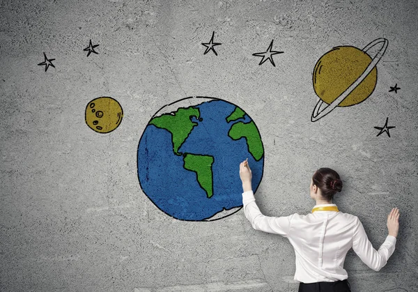 Woman presenting drawn planet — Stock Photo, Image