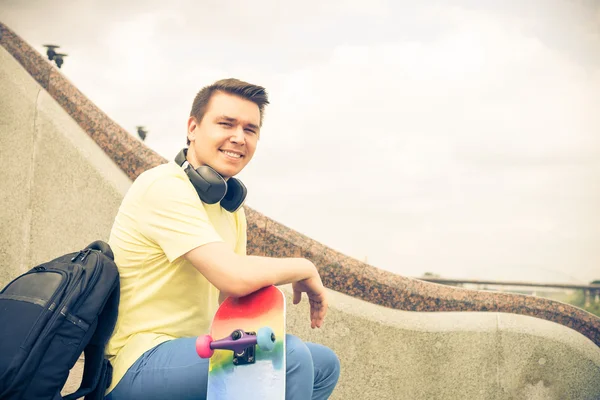 Joven con monopatín —  Fotos de Stock