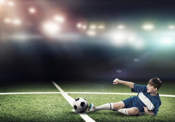 Pojke fotbollsspelare på stadium — Stockfoto
