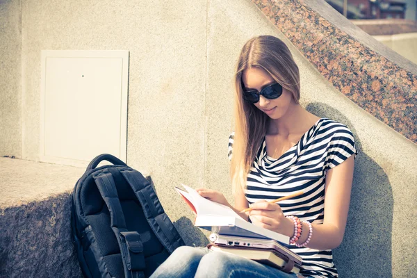 Studente ragazza a scala — Foto Stock