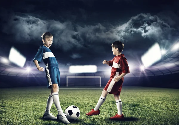 Pojkar spelar fotboll — Stockfoto
