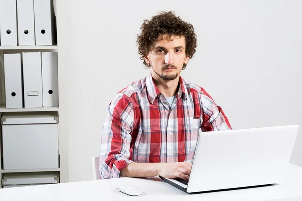 Homem digitando no notebook — Fotografia de Stock