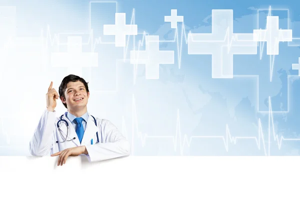 Doctor sosteniendo banner en blanco —  Fotos de Stock