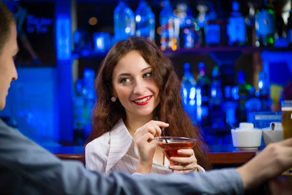 Junge Frau in Bar — Stockfoto