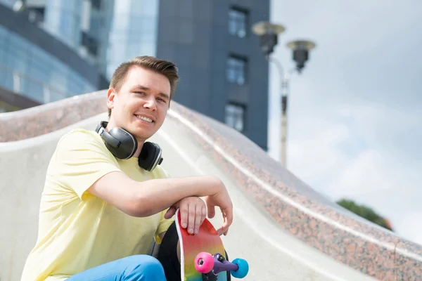 Mladý muž s skateboardem — Stock fotografie