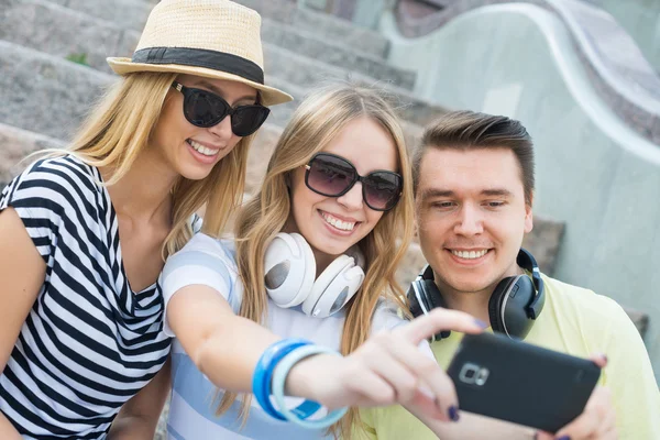 Jóvenes haciendo selfie —  Fotos de Stock