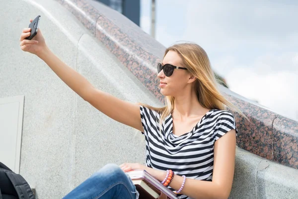 Lány így selfie fénykép — Stock Fotó