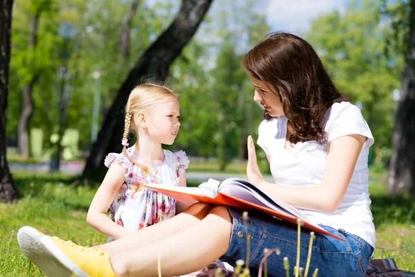 Meisje en vrouw lezing boek — Stockfoto