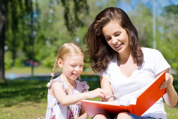 Ragazza e donna lettura libro — Foto Stock