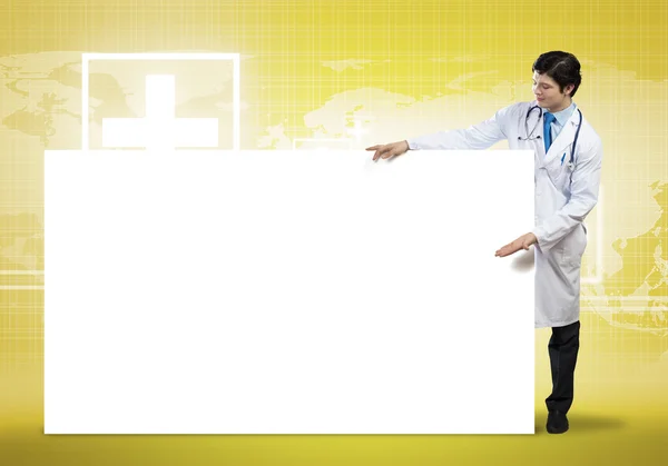 Medico con banner in bianco — Foto Stock