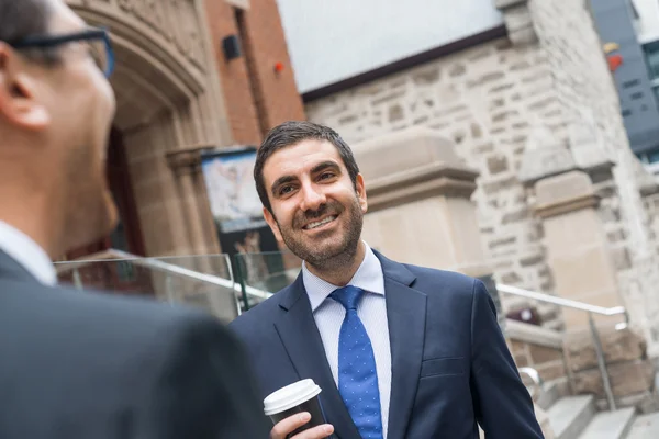 Hommes d'affaires prenant une pause café — Photo