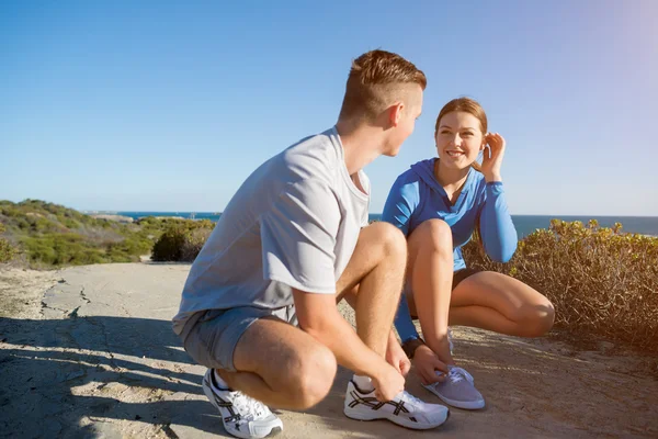 Coppia di joggers sulla spiaggia — Foto Stock