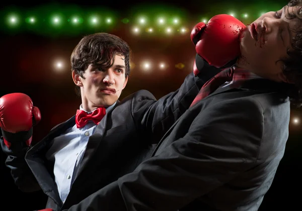 Geschäftsleute mit Boxhandschuhen — Stockfoto