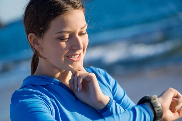 Mädchen überprüft Herzfrequenz nach Lauf — Stockfoto