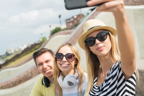 Młodych ludzi co selfie — Zdjęcie stockowe