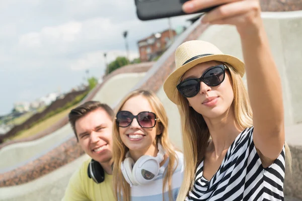 Junge Leute machen Selfie — Stockfoto