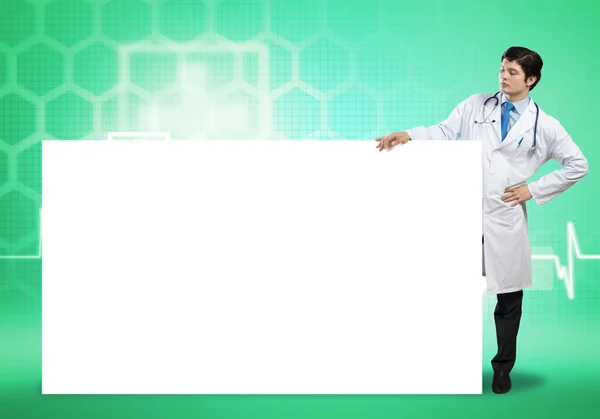 Medico con banner in bianco — Foto Stock