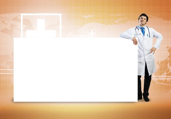 Doctor sosteniendo banner en blanco — Foto de Stock