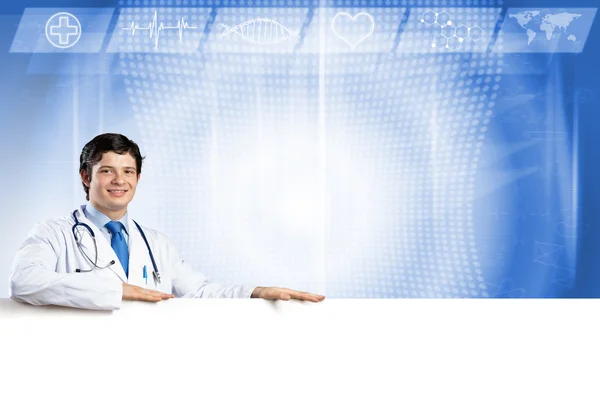 Medico con banner in bianco — Foto Stock