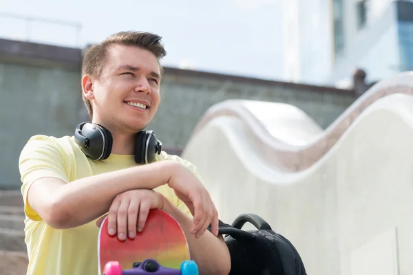 Jovem com skate — Fotografia de Stock