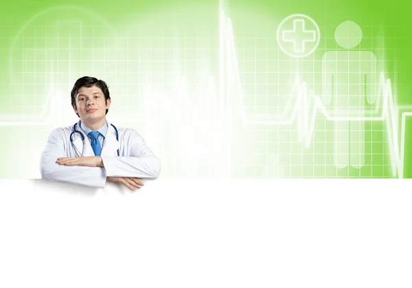 Doctor sosteniendo banner en blanco — Foto de Stock