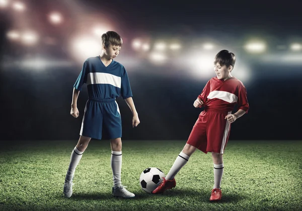 Pojkar spelar fotboll — Stockfoto