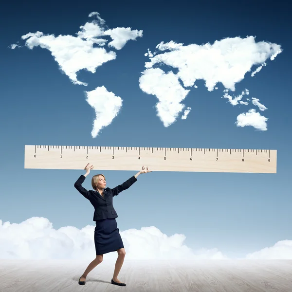 Mujer de negocios medir mapa del mundo —  Fotos de Stock