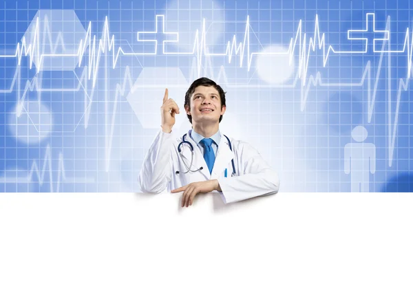 Doctor sosteniendo banner en blanco — Foto de Stock