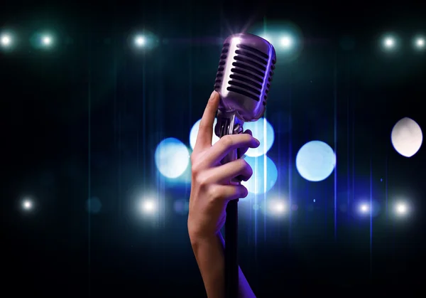 Ręka z mikrofonem — Zdjęcie stockowe