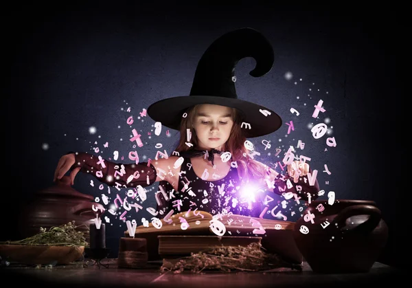 Küçük halloween cadı — Stok fotoğraf