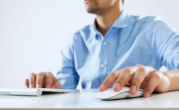 Homem digitando no teclado — Fotografia de Stock