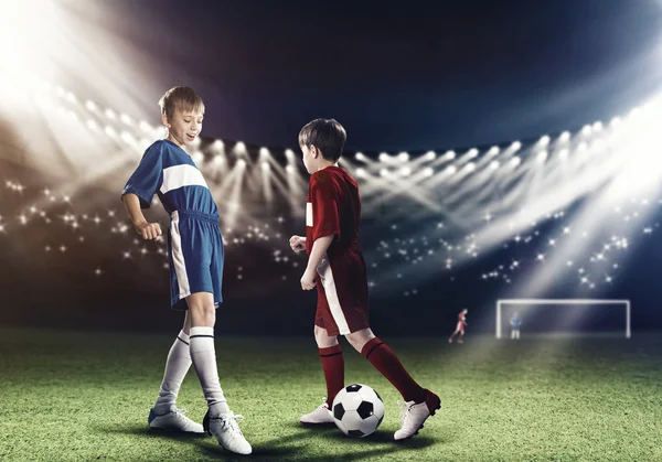 Rapazes a jogar futebol — Fotografia de Stock