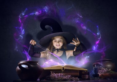 küçük halloween cadı