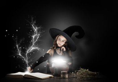 küçük halloween cadı