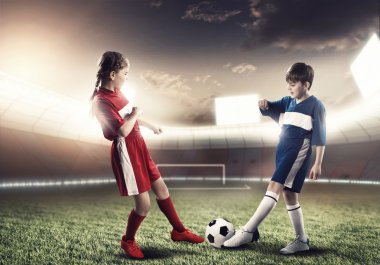 Futbol Stadyumu üzerinde oynayan gençler