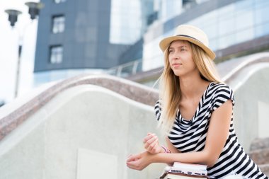 Merdiven üzerinde genç sarışın