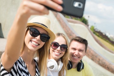 Gençler selfie yapma