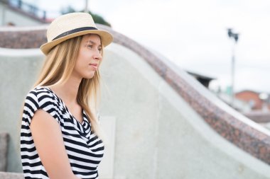 Merdiven üzerinde genç sarışın