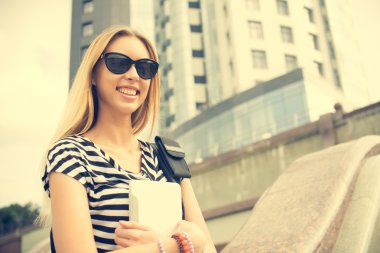 Sarışın genç kadın tablet ile