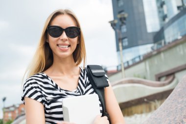 Genç kız tablet PC'yi kullanma