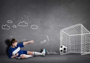 çocuğun futbol oynama