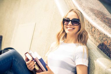 kitap okuyan öğrenci kız