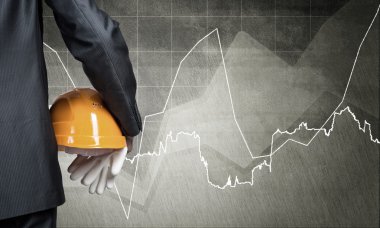 kask ve grafikler ile işadamı
