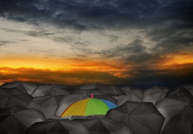 Renkli şemsiye ile kavramsal görüntü