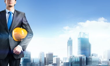 inşaat kask ile takım elbiseli adam